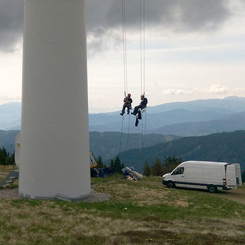 Rope access technicians in rotor blade service: Steven & Ricardo